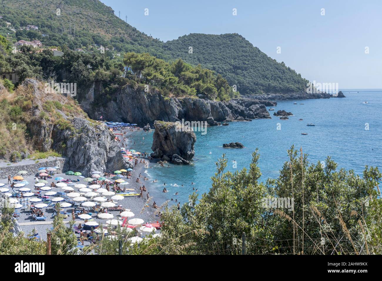 MARINA di Maratea, Italia - 18 de de 2019: la gente en la playa de santa Teresa en las vacaciones de verano, tiempo de disparo en la brillante luz de verano
