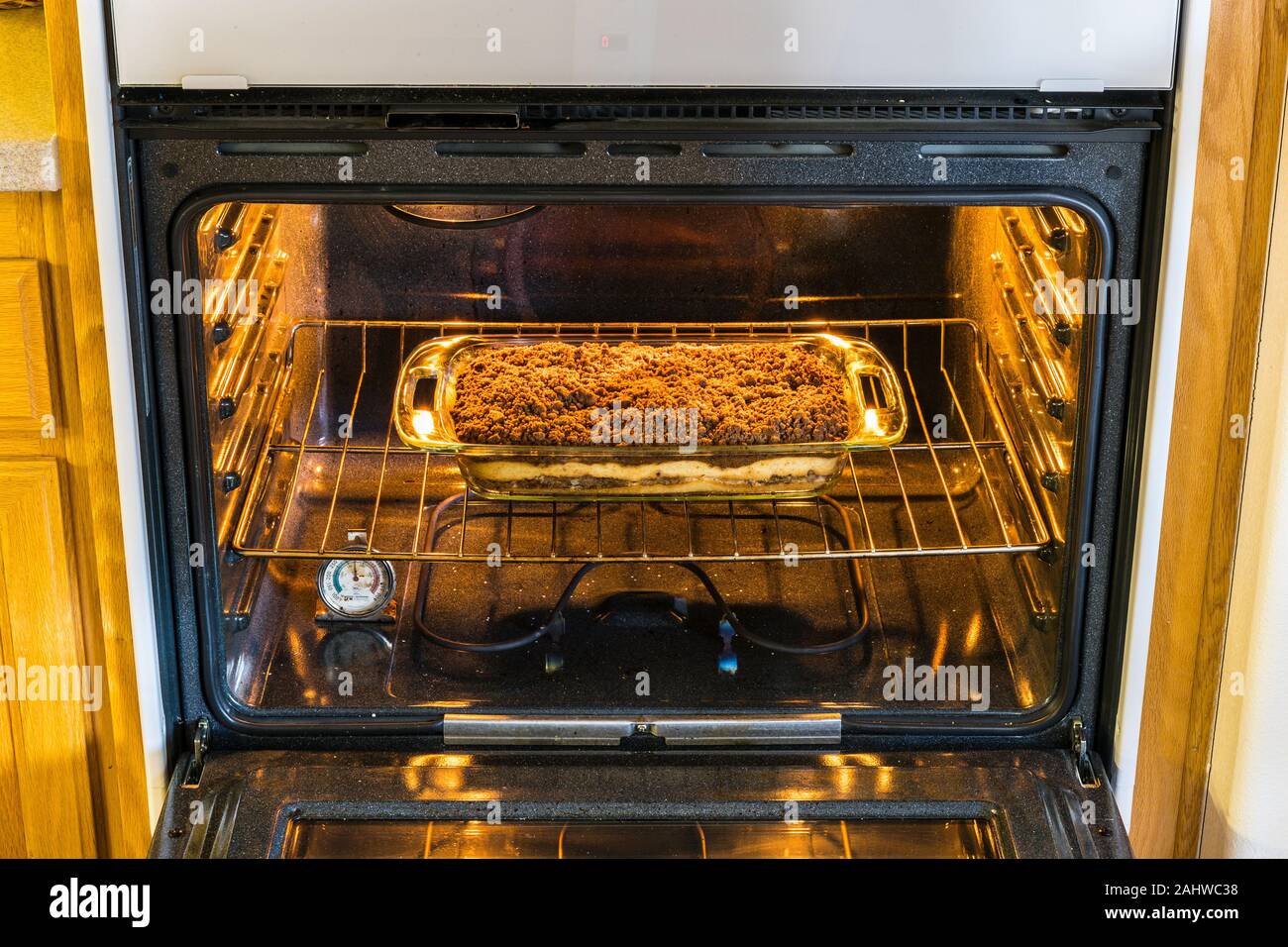 Time lapse de hornear un pastel de café canela con crumb topping en vidrio  de hornear en horno de convección eléctrico Fotografía de stock - Alamy