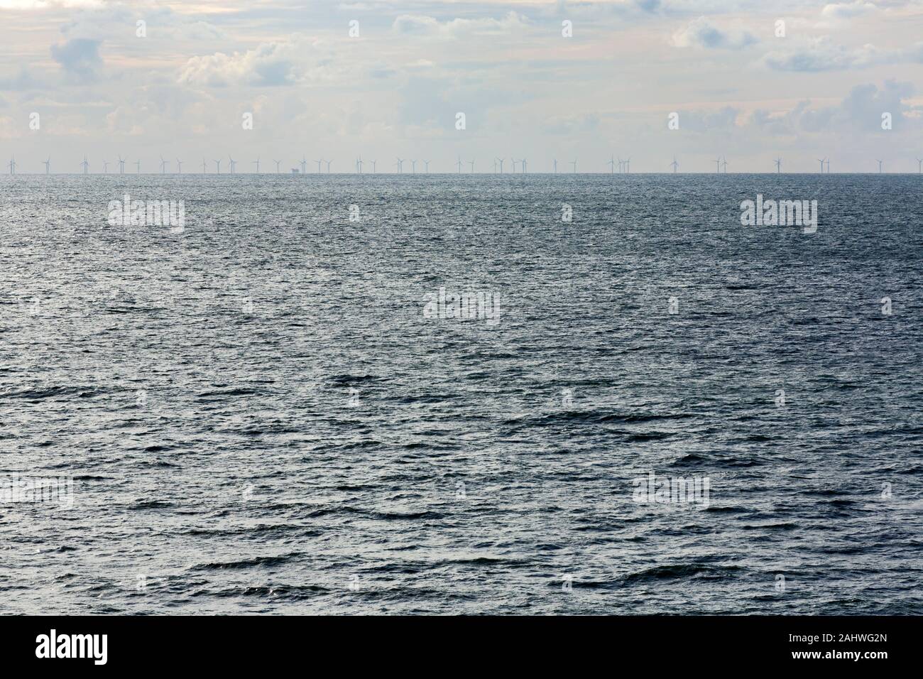 Meer, Himmel, Horizont, Offshore-Windpark, Butendiek, Wenningstedt, Sylt, Schleswig-Holstein, Alemania Foto de stock