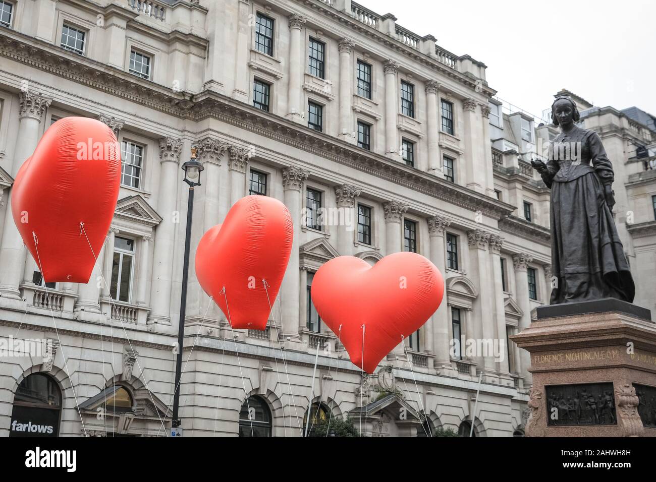 Londres, 1 ene 2020. Florence Nightingale se reúne el corazón de Londres. El tema de este año es "London ama la vida" y los grandes corazones inflables llevada a lo largo de la ruta reflejar el tema maravillosamente. Anillos de Londres en 2020 con el "London anual del año nuevo Day Parade", cariñosamente conocido por los londinenses como LNYDP, y sus espectaculares actuaciones a lo largo de una ruta a través del centro de Londres. Crédito: Imageplotter/Alamy Live News Foto de stock
