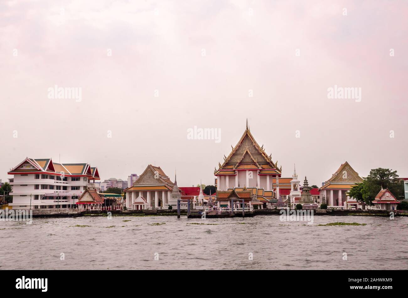 BANGKOK, TAILANDIA - Diciembre 23, 2018: Wat Kanlayanamit (Varamahavihara) un templo budista en las orillas del río Chao Praya en Bangkok. Foto de stock