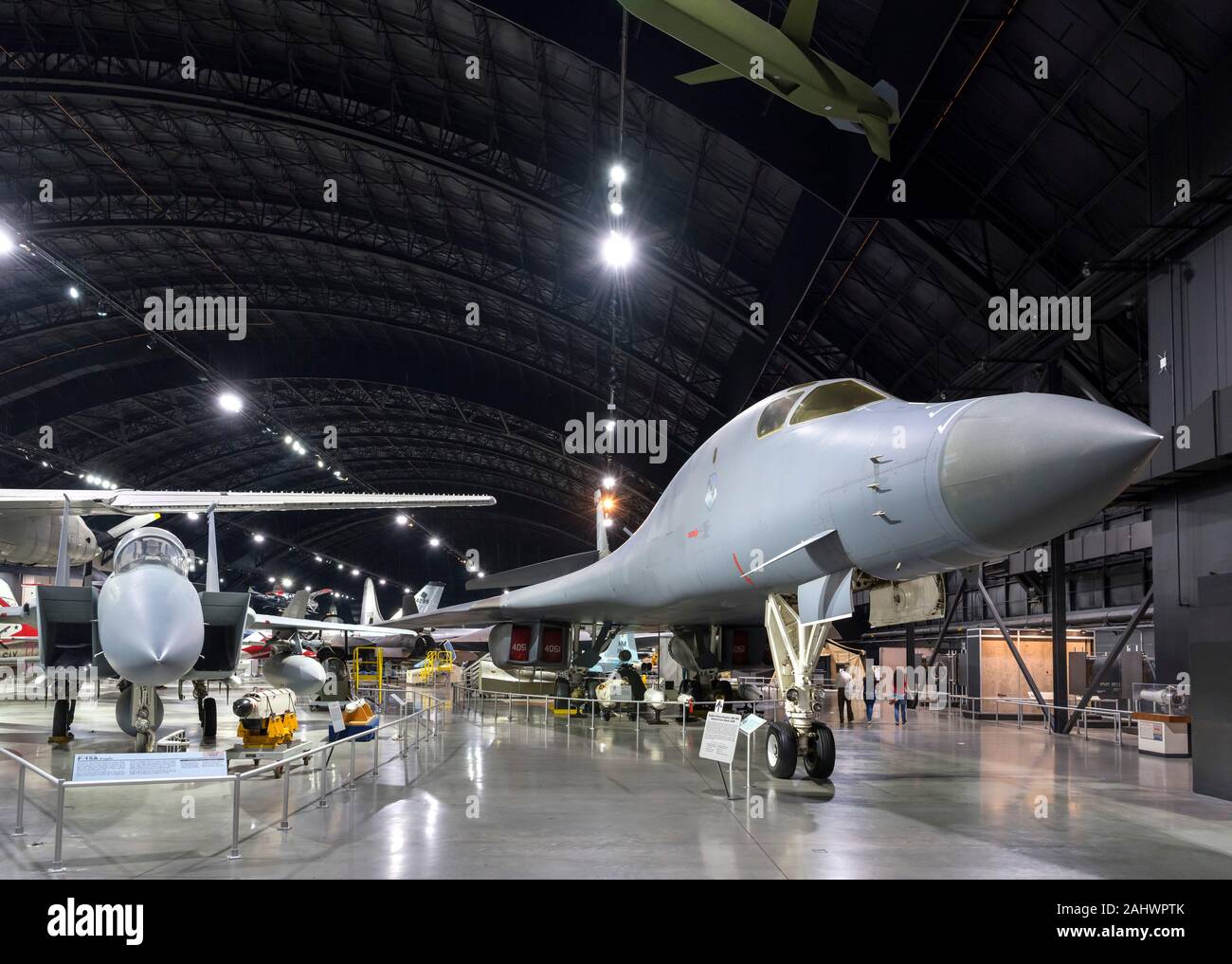 Guerra fría con un avión Boeing B-1B Lancer bombardero de ala de barrido hacia la derecha y un McDonnell Douglas F-15A Eagle a la derecha , el Museo Nacional de la Fuerza Aérea de los Estados Unidos (anteriormente el museo de la Fuerza Aérea de los Estados Unidos), Dayton, Ohio, EE.UU. Foto de stock