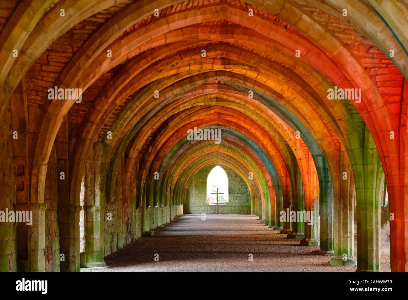 Cellarium iluminado en la Abadía de Fountains, en North Yorkshire Foto de stock