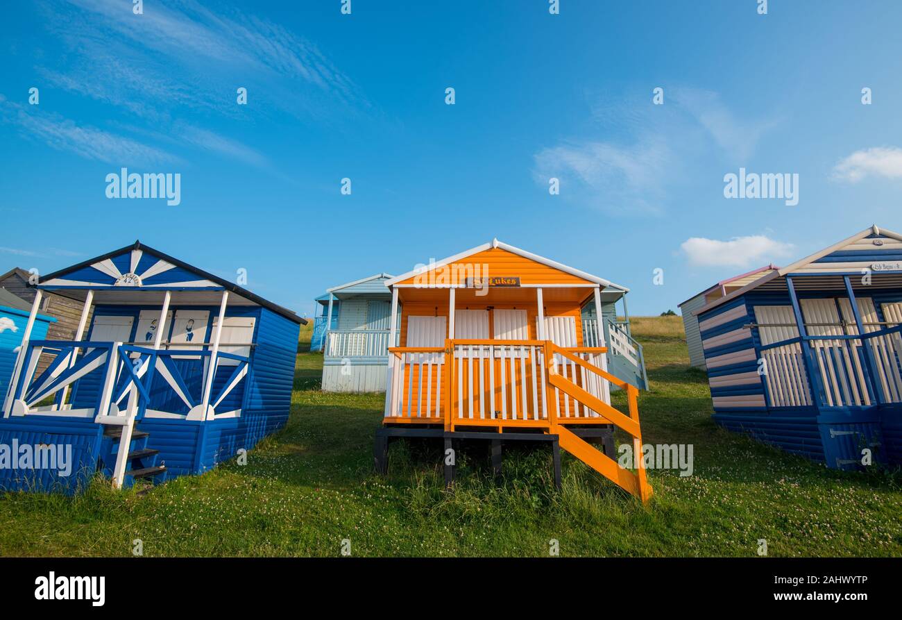 Multi-color madera vacaciones cabañas de playa frente al mar en la playa de Tankerton Whitstable Costa, distrito de Kent en Inglaterra. Foto de stock