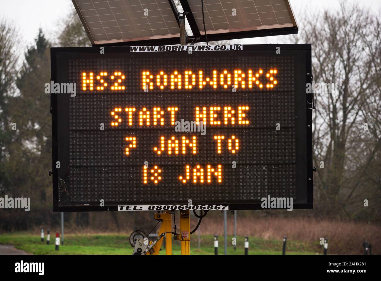 Gran Missenden, Buckinghamshire. Una gran señal luminosa en el camino en la A413 advierte a los conductores de la próxima HS2 relacionadas con obras viales. Crédito: Stephen Bell/Alamy Foto de stock
