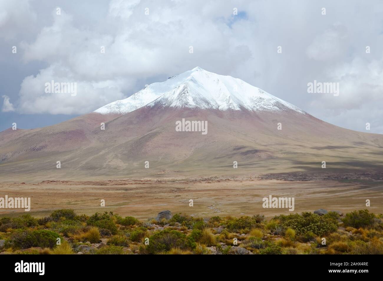 Es un volcán dormido 6008 metros de altura con 2 picos en la cumbre.Es