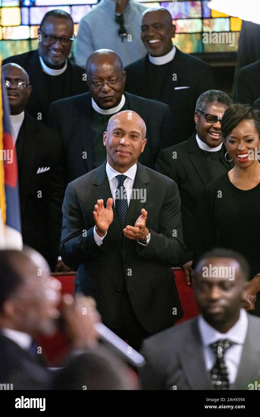 Charleston, Estados Unidos. 01 Enero, 2020. El Gobernador aspirante a candidato presidencial demócrata. Deval Patrick de Massachusetts reacciona durante el sermón por el Obispo Rev. Samuel Green, durante el servicio del domingo en la histórica madre Emanuel AME Church el 1 de enero de 2020 en Charleston, Carolina del Sur. El servicio celebra el Día de la Emancipación, el marcado de la abolición de la esclavitud en los Estados Unidos. Crédito: Richard Ellis/Alamy Live News Foto de stock