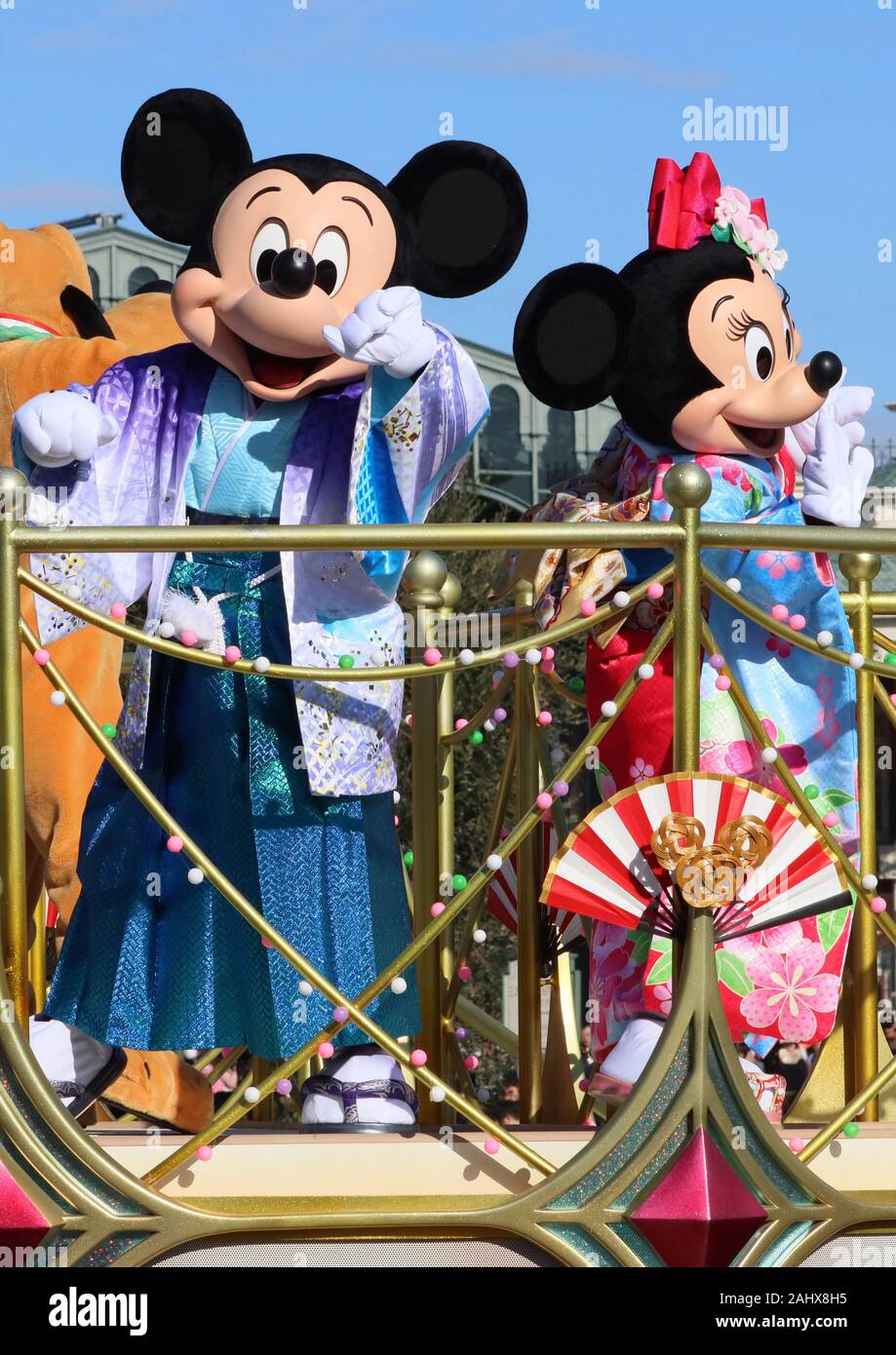 Urayasu, Japón. 1 ene, 2020. Los personajes de Disney de Mickey y Minnie  Mouse en vestidos de kimono tradicional bienvenida a los huéspedes con una  flotación durante un desfile del Día de