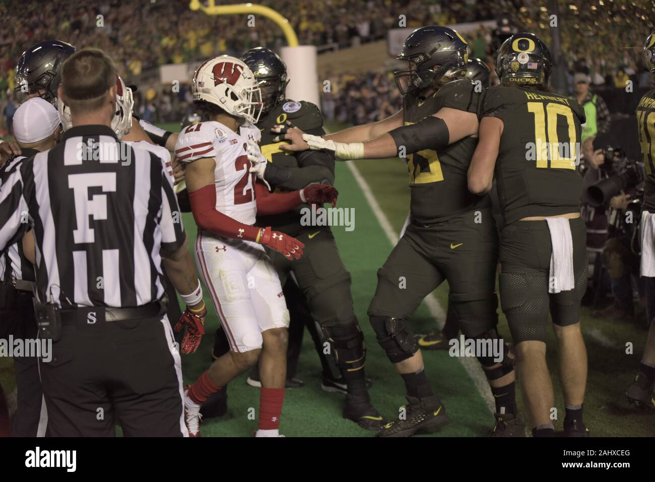 Pasadena, California, USA. 1 ene, 2020. Pequeña lucha estalla tras #10 Justin Herbert tiene un gran hit anotando el touchdown ganador durante el Wisconsin tejones vs. Oregon Ducks Rose Bowl en juego el 1 de enero de 2020. Crédito: Dalton Hamm/Zuma alambre/Alamy Live News Foto de stock