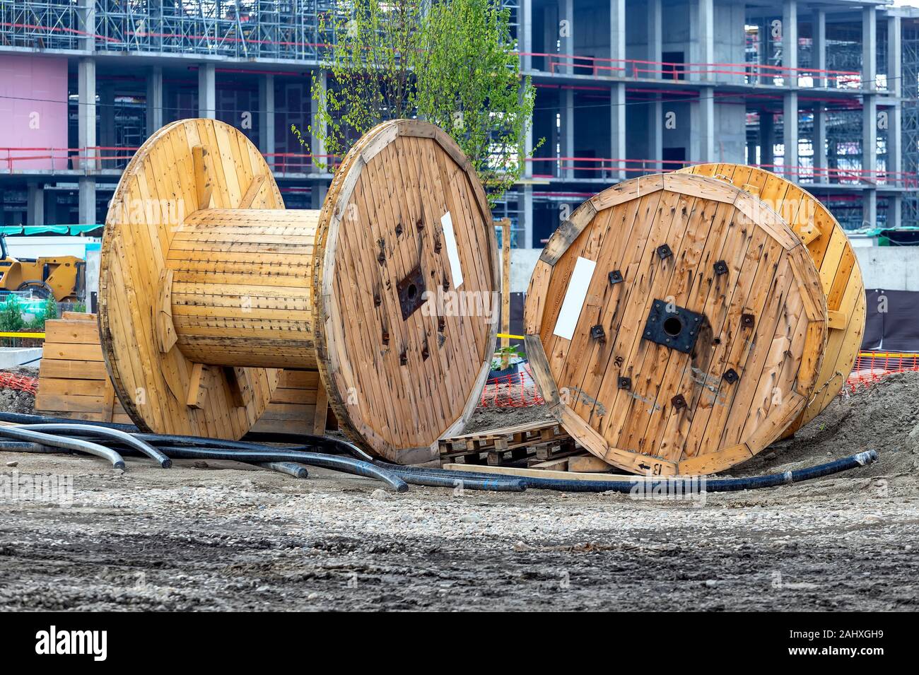 Sitio de Construcción con dos grandes vacíos del tambor de cable. Bobina de  cable de madera en el exterior. Tambor de madera grande y vacía. Bobina  vacía el tambor Fotografía de stock -