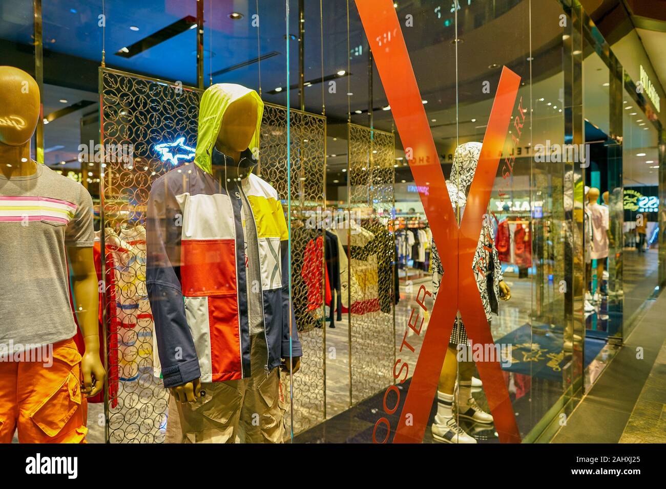 Singapur - Abril, circa 2019: ventana de visualización en Paul \u0026 Shark  store en las tiendas en Marina Bay Sands. Paul \u0026 Shark es una marca de ropa  italiana Fotografía de stock - Alamy