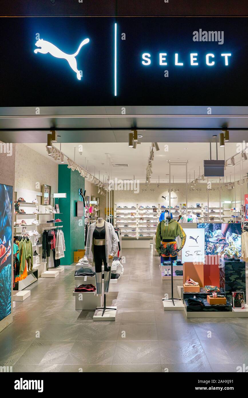 Singapur - Abril, circa 2019: ropa y calzado en exhibición en el Puma  seleccione Almacenar en las tiendas en Marina Bay Sands Fotografía de stock  - Alamy