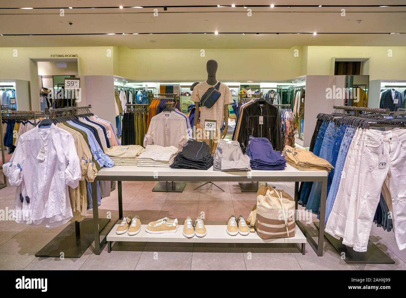 Contratar Sin alterar soltero Singapur - Abril, circa 2019: ropa en exhibición en tienda de Zara en las  tiendas en Marina Bay Sands Fotografía de stock - Alamy