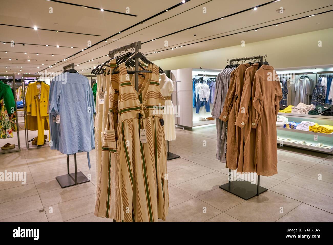Contratar Sin alterar soltero Singapur - Abril, circa 2019: ropa en exhibición en tienda de Zara en las  tiendas en Marina Bay Sands Fotografía de stock - Alamy