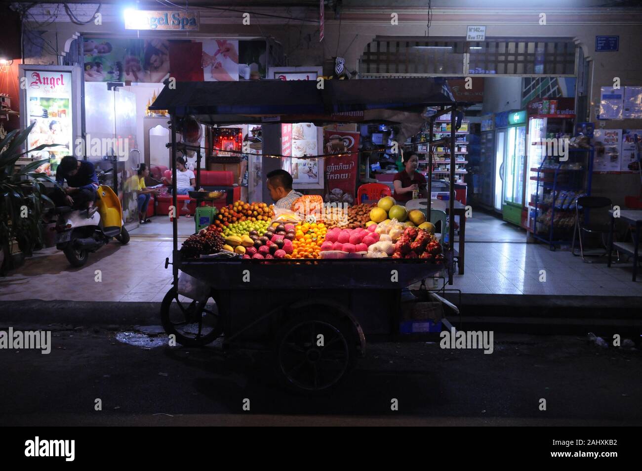 Cesta De Fruta Fresca Tropical Movil Incluyendo Pomelos Azufaifa Tamarindo Estrella De Manzanas Y Naranjas Por La Noche En Phnom Penh Camboya Indochina C Kraig Lieb Fotografia De Stock Alamy Cesta De Fruta Fresca Tropical Movil Incluyendo Pomelos Azufaifa Tamarindo Estrella De Manzanas Y Naranjas Por La Noche En Phnom Penh Camboya Indochina C Kraig Lieb Fotografia De Stock Alamy