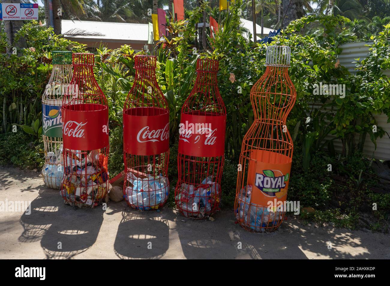 Botes de basura ubicado en el Cloud 9,Siargao,Filipinas hecha  específicamente para la recogida y el reciclado de botellas de plástico  Fotografía de stock - Alamy