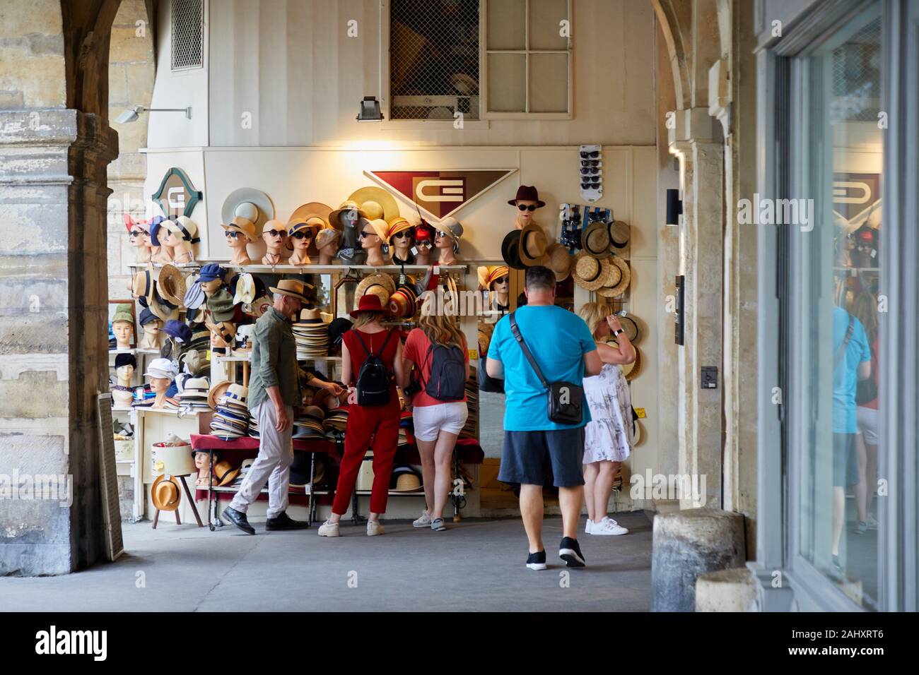 De sombrerería, vendiendo sombreros, la Plaza des Vosges, en París, Francia Foto de stock
