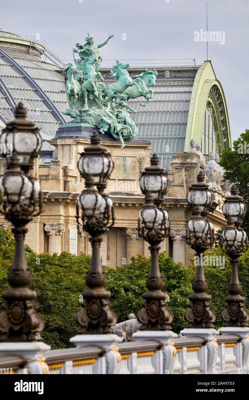 Puente Alexandre III, el Grand Palais, París, Francia Foto de stock