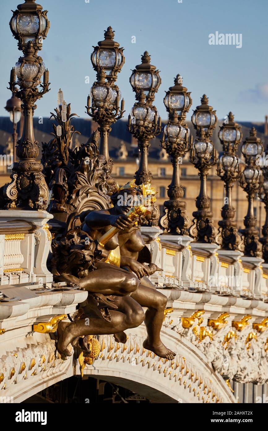 Puente Alexandre III, el Hôtel des Invalides, Paris, Francia Foto de stock