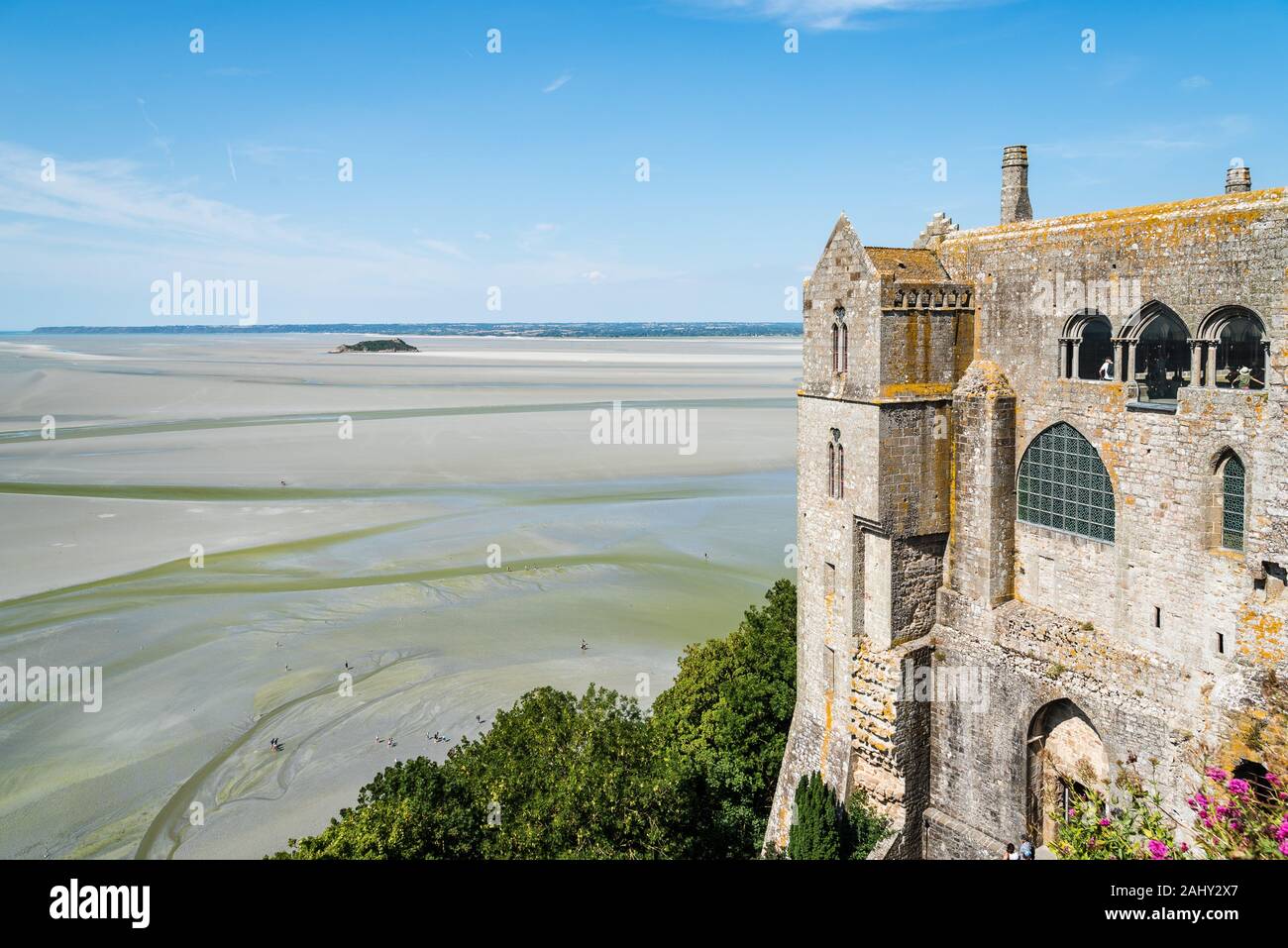 Monte Saint-Michel y la bahía con la marea baja. Normandía, Francia. Foto de stock