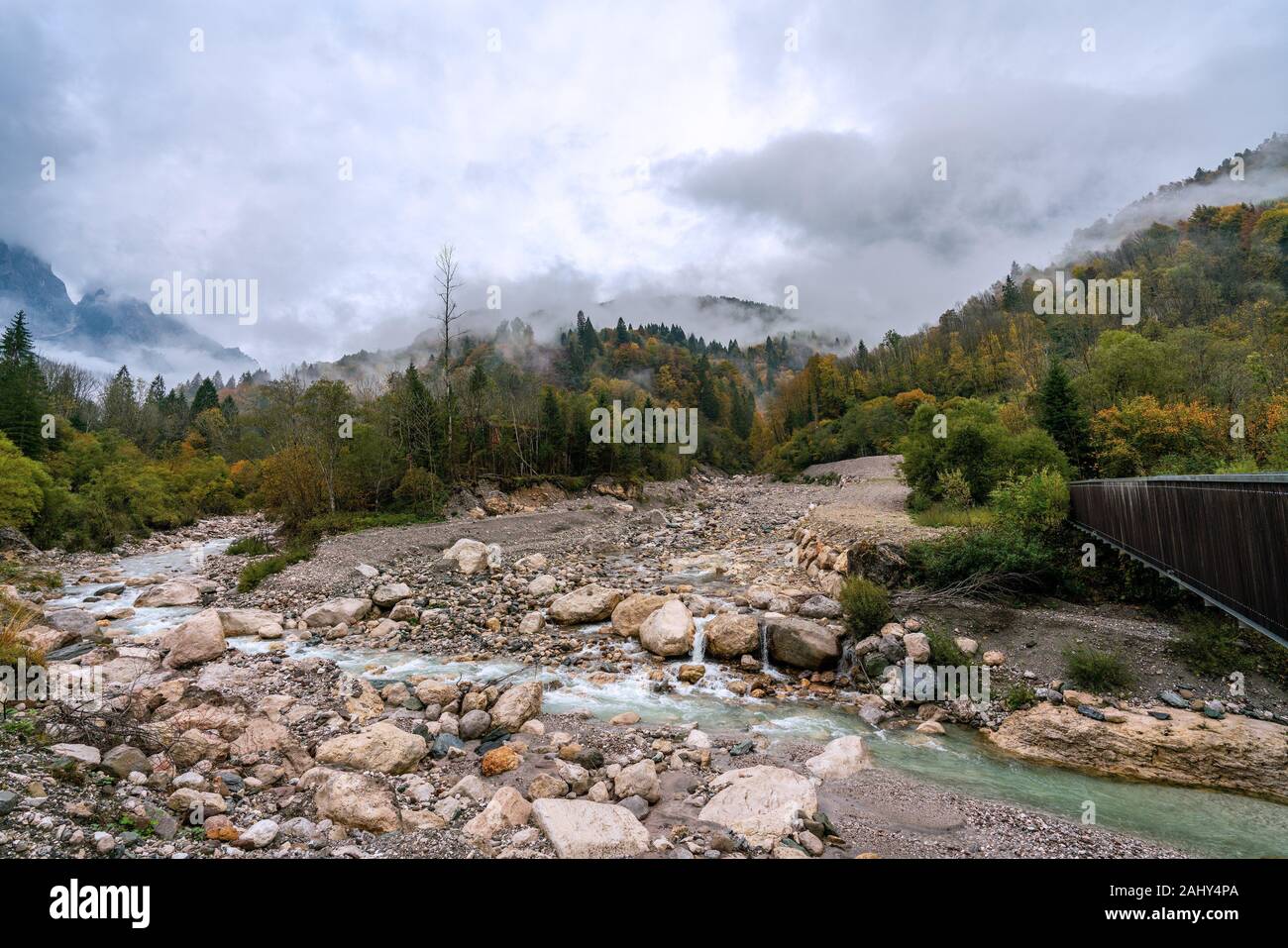 Vista panorámica del río Torrente Mis cerca de California (Gosaldo) en Italia con poca agua en otoño. Foto de stock