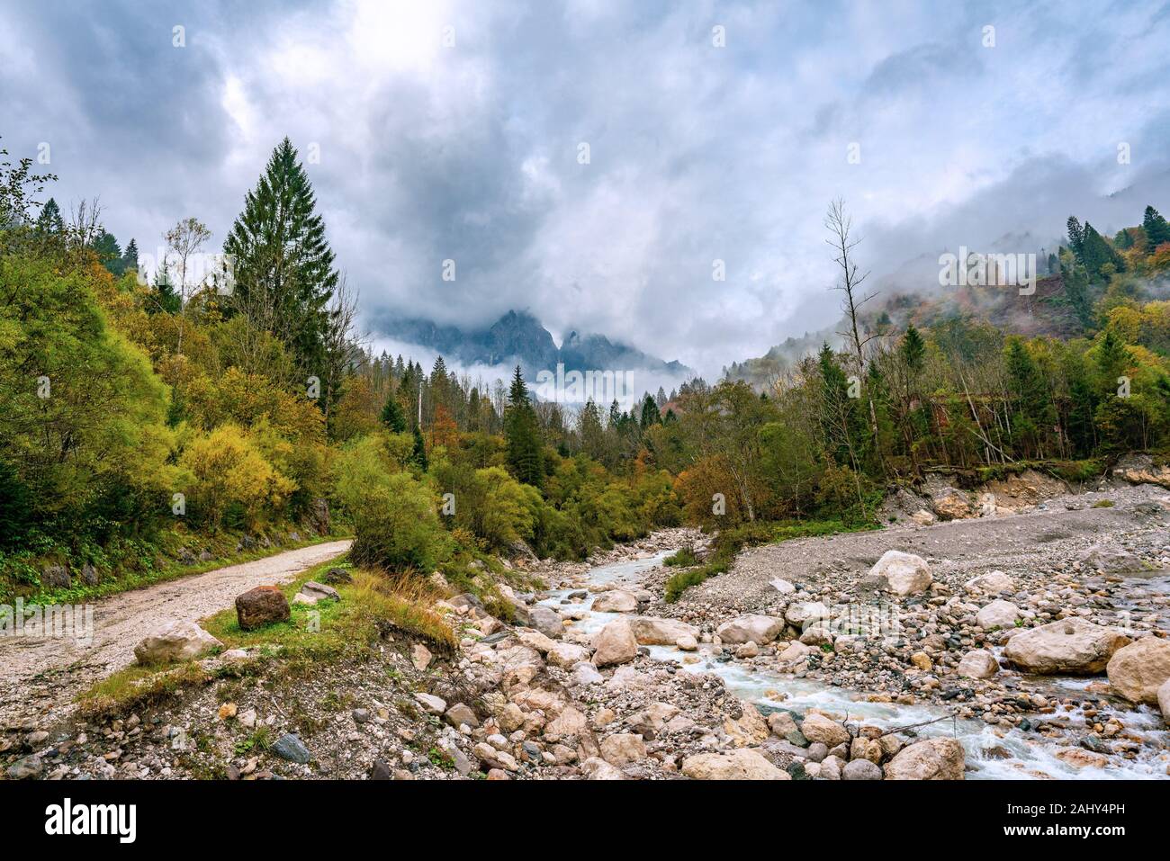 Vista panorámica del río Torrente Mis cerca de California (Gosaldo) en Italia con poca agua en otoño. Foto de stock