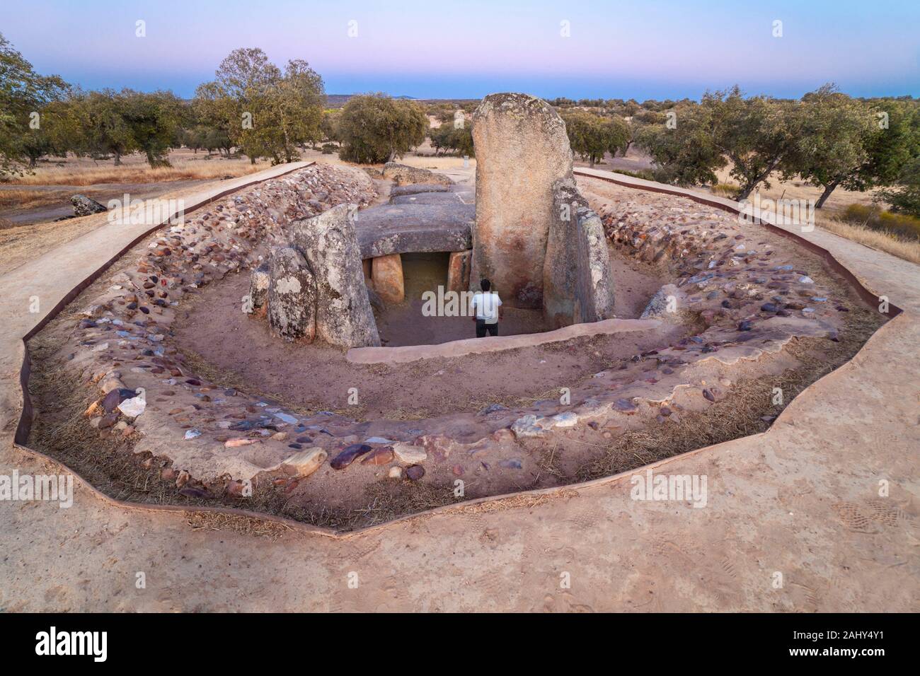 Visitante en la cámara funeraria del Dolmen de Lacara. El mayor enterramiento megalítico en Extremadura, España. Foto de stock