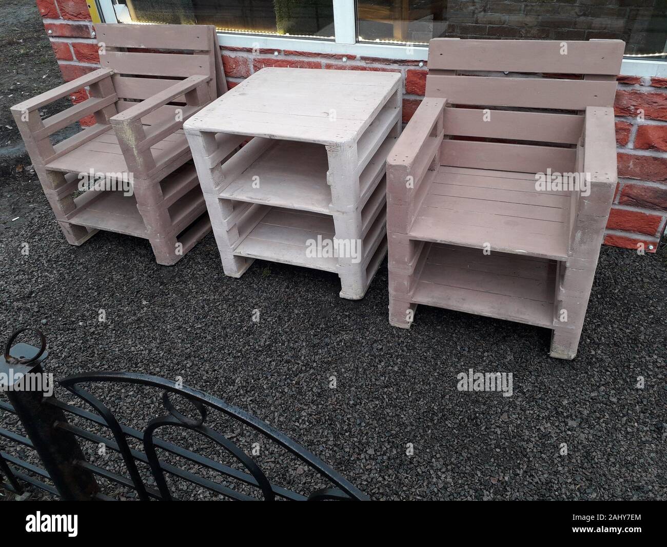Muebles para cafe mesa y sillas de palets Fotografía de stock - Alamy