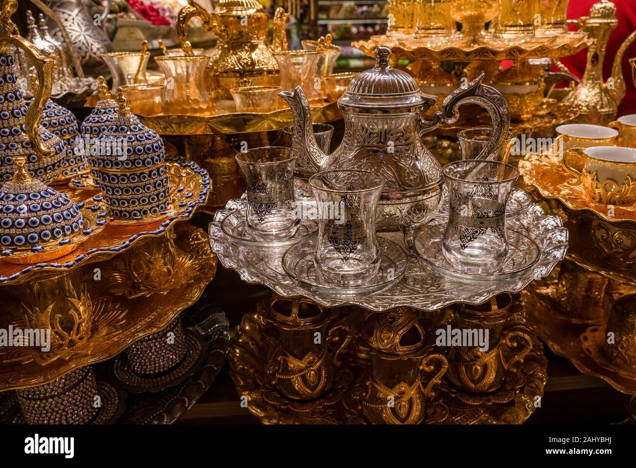 Gran variedad de platos de té son ofrecidos para la venta en el Bazar de las especias, Mısır Çarşısı, también conocido como el Bazar Egipcio Foto de stock