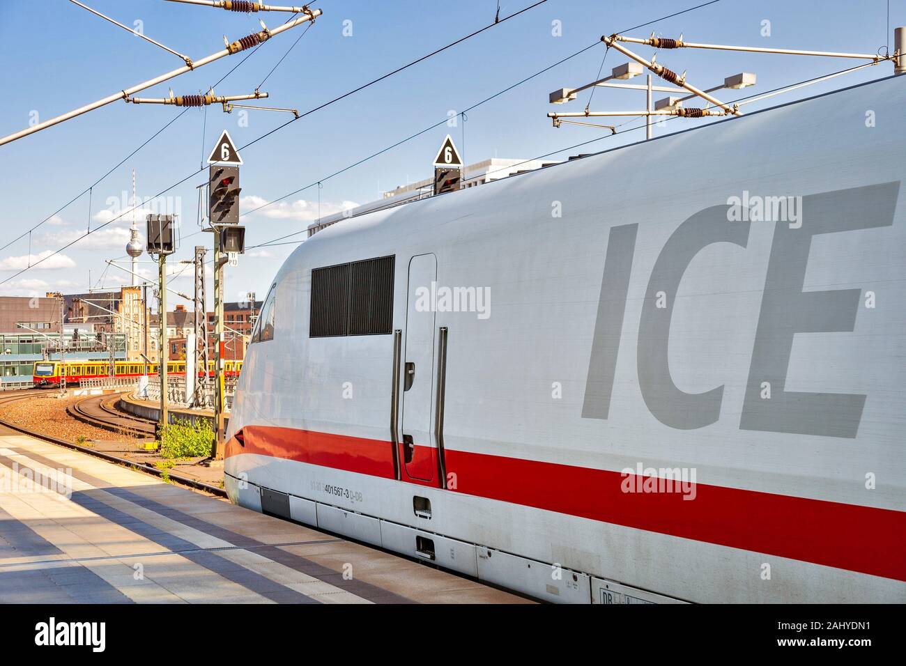 Tren de alta velocidad ICE 2 en Berlin Hauptbahnhof, Tiergarten, de Berlín, Alemania. Foto de stock