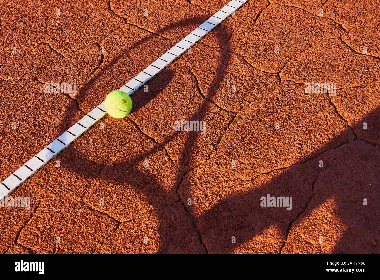 Ilustración de tenis Marktoberdorf, Alemania - 01 de enero de 2020: la sombra de un jugador de tenis en enero 01, 2020 en Marktoberdorf en Baviera, Alemania. © Pedro Schatz / Alamy Live News Foto de stock