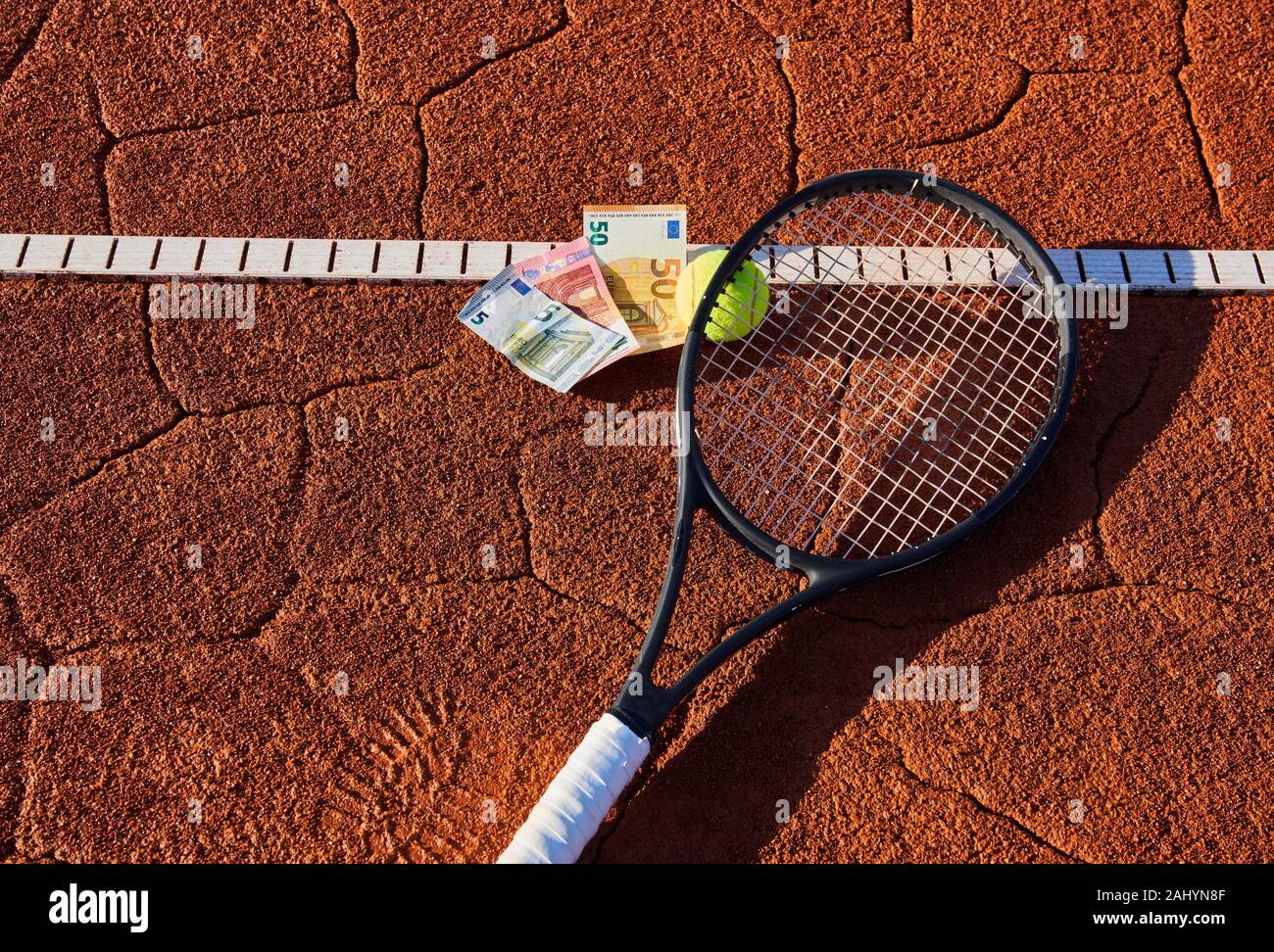 Ilustración de tenis Marktoberdorf, Alemania - 01 de enero de 2020: la sombra de un jugador de tenis en enero 01, 2020 en Marktoberdorf en Baviera, Alemania. © Pedro Schatz / Alamy Live News Foto de stock