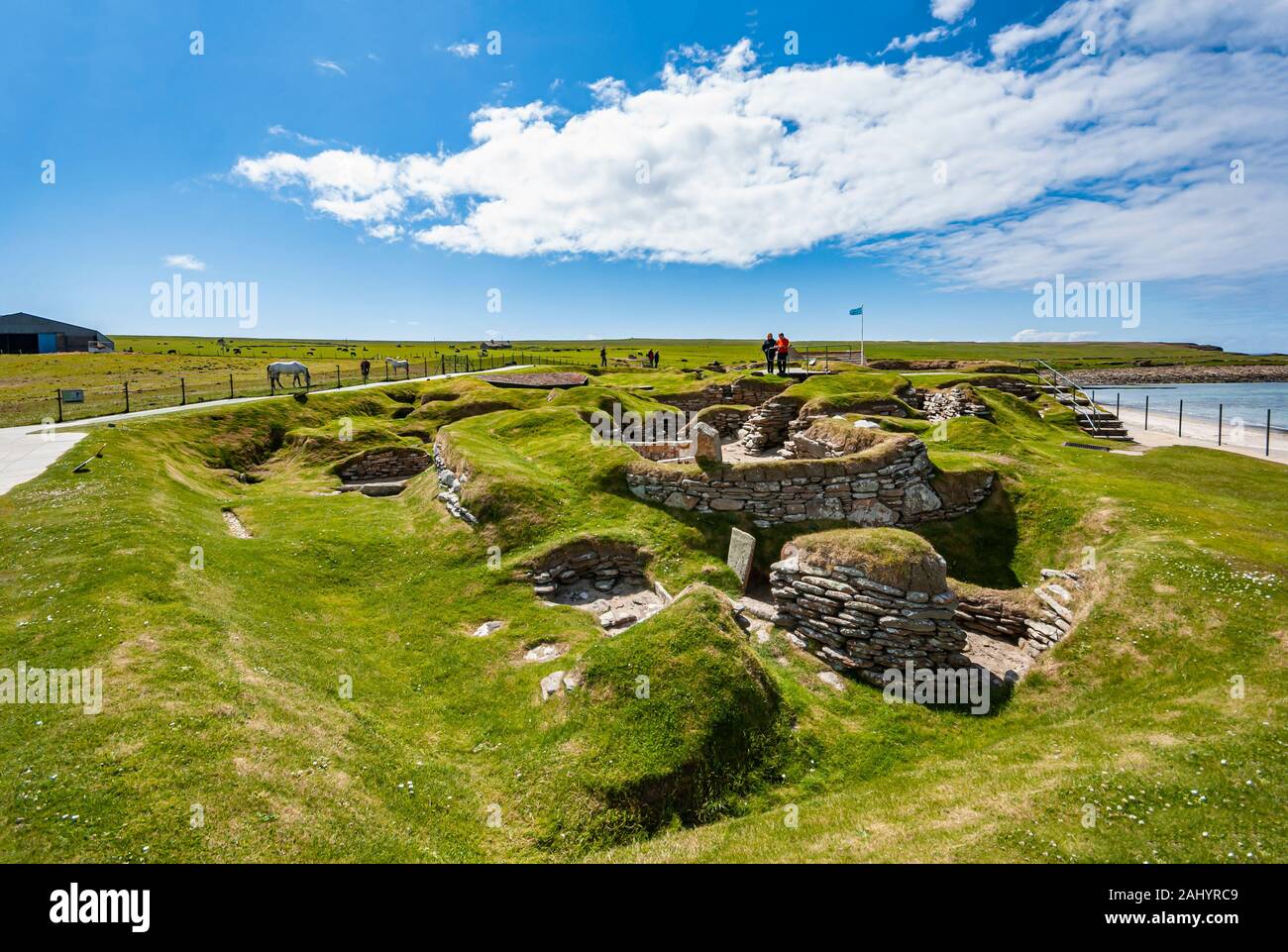 La aldea neolítica de Skara Brae en Orkney Escocia continental con diez casas de la edad de piedra que data de alrededor de 3000 años A.C. Foto de stock