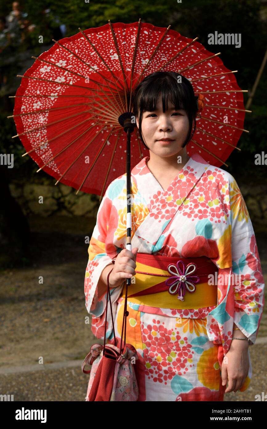 Mujer japonesa en kimono tradicional y sombrilla, Kyoto, Japón, Asia  Fotografía de stock - Alamy