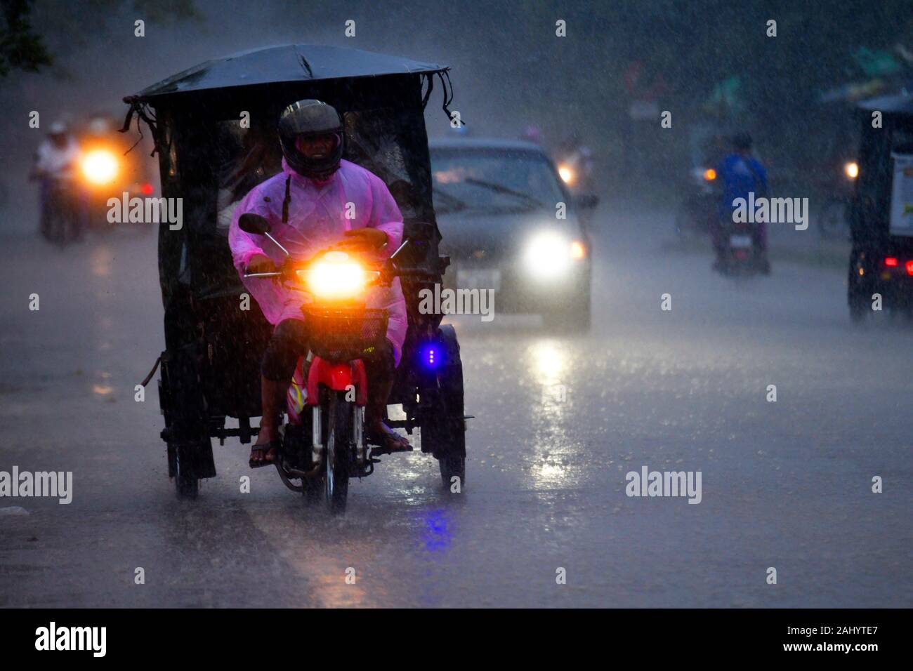 Tuk Tuk de Camboya en la lluvia,Siem Reap, Camboya,Sur de Esat de Asia. Foto de stock