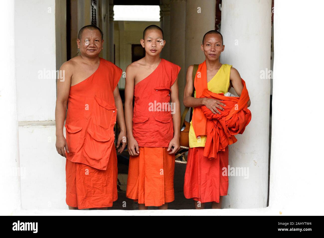 Monje budista, Wat Si Muang, de la ciudad de Vientiane, en Laos, en el Sudeste de Asia. Foto de stock