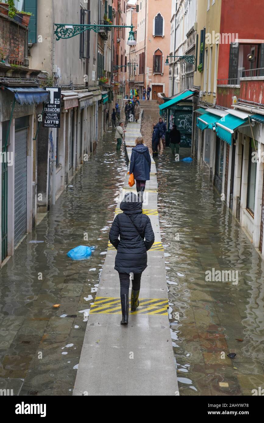 Pasarelas durante la marea alta en Venecia, noviembre de 2019, en Venecia, Italia, Europa. Foto de stock