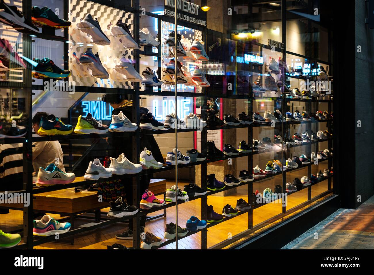 Nike shoe outlet fotografías e imágenes de alta resolución - Alamy