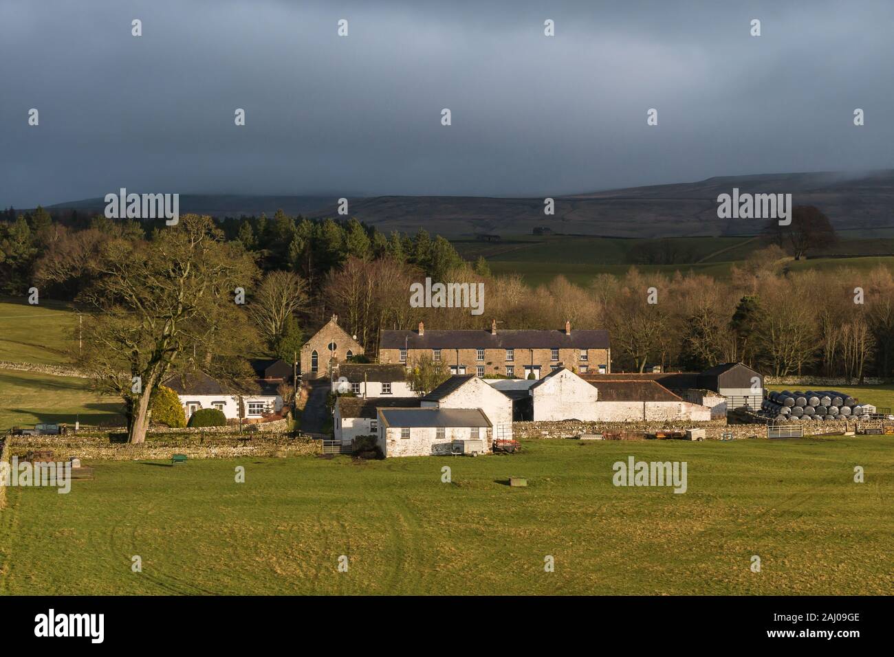 Sol de invierno se rompe a través de Teesdale, Bowlees Foto de stock