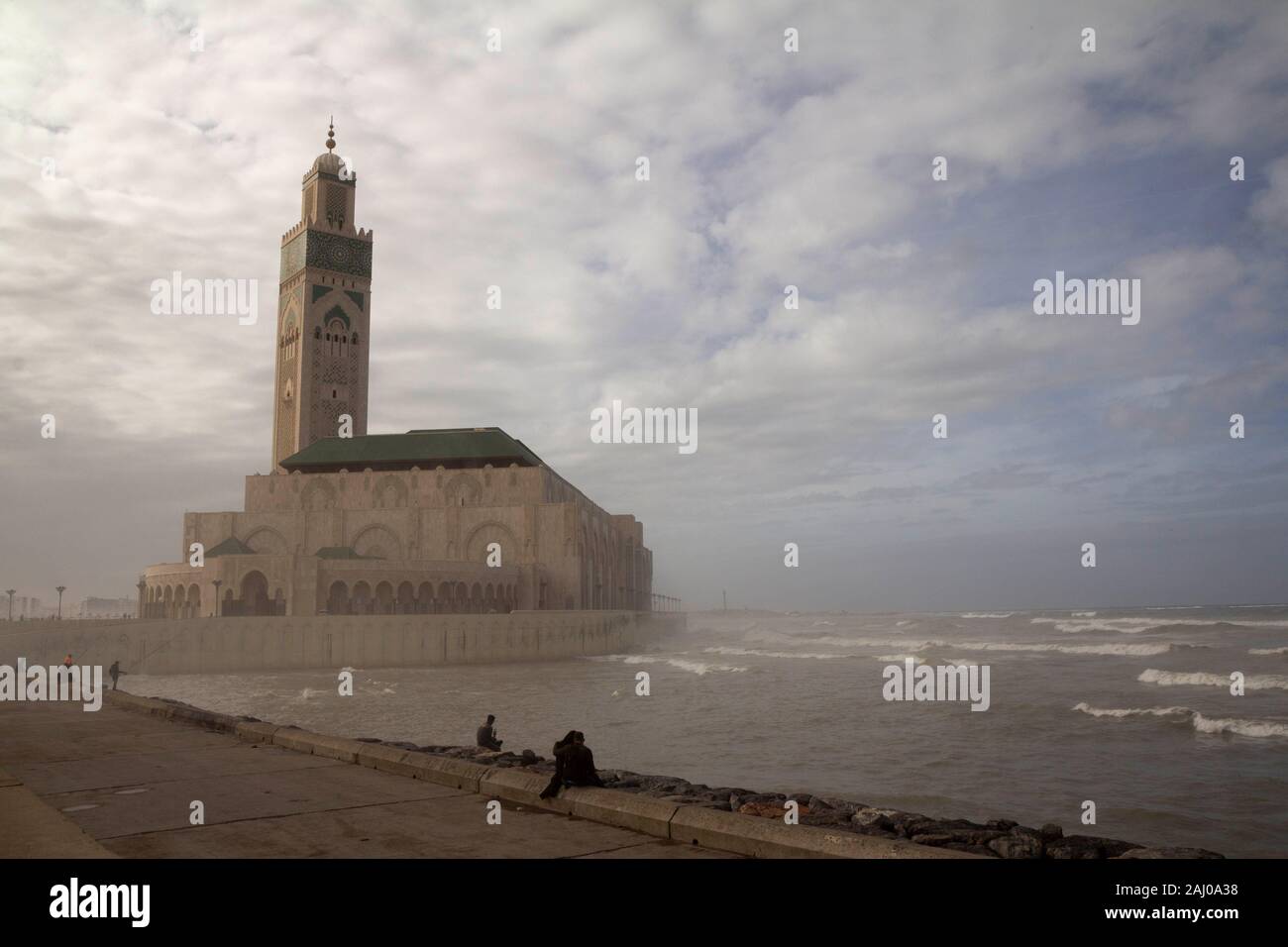 Vista desde la costa de la Mezquita Hassan II en Casablanca, Marruecos, en el mes de noviembre. Es la mezquita más grande de África y la décima del mundo Foto de stock