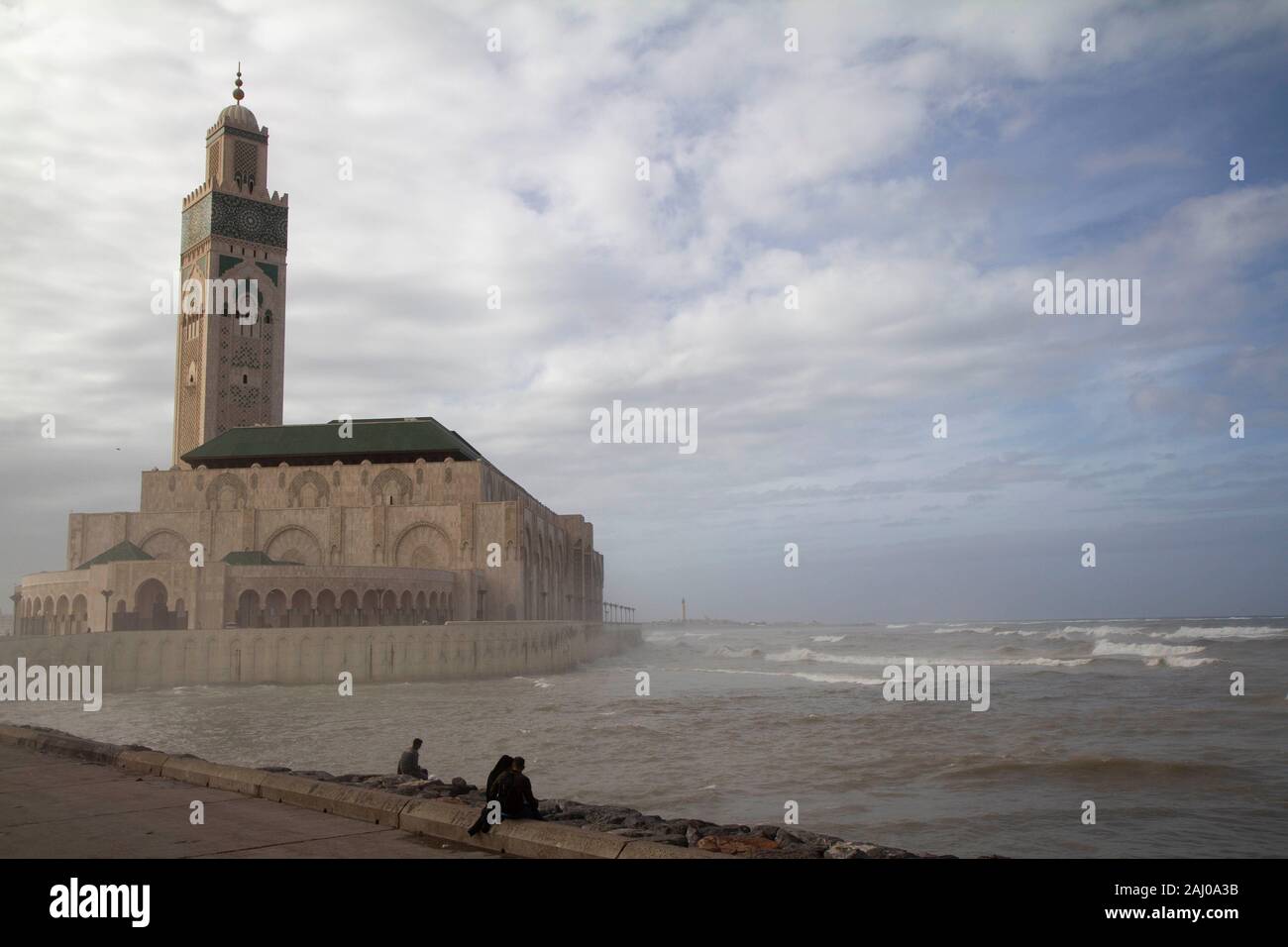 Vista desde la costa de la Mezquita Hassan II en Casablanca, Marruecos, en el mes de noviembre. Es la mezquita más grande de África y la décima del mundo Foto de stock