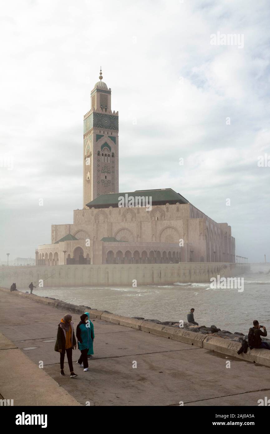 Vista desde la costa de la Mezquita Hassan II en Casablanca, Marruecos, en el mes de noviembre. Es la mezquita más grande de África y la décima del mundo Foto de stock