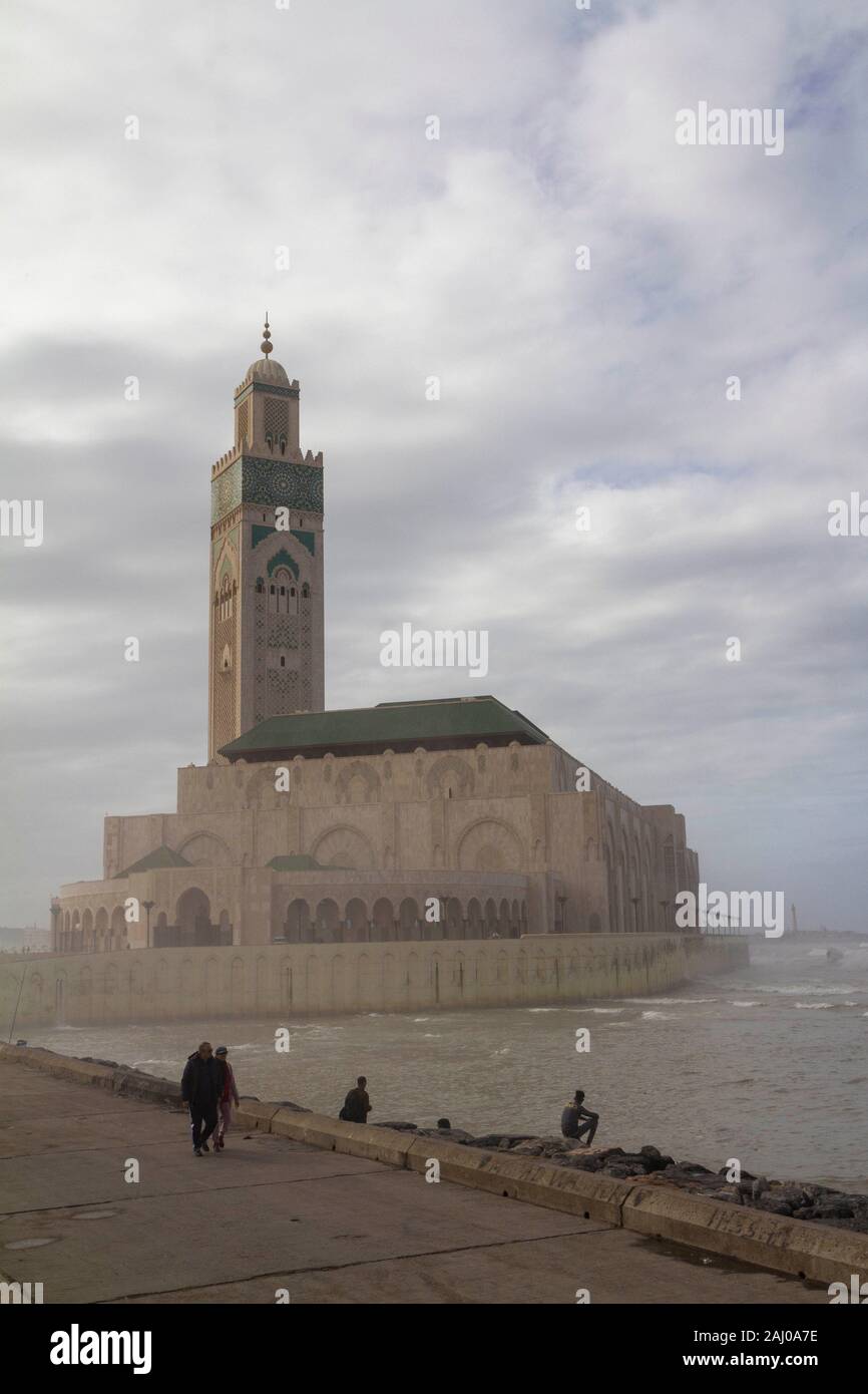 Vista desde la costa de la Mezquita Hassan II en Casablanca, Marruecos, en el mes de noviembre. Es la mezquita más grande de África y la décima del mundo Foto de stock