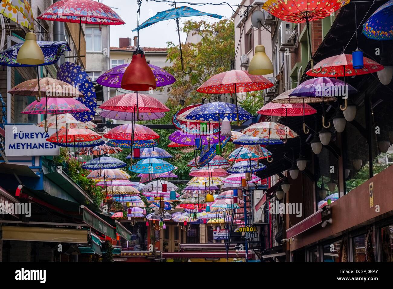 Turquía, Estambul, Calle con sombrillas coloridas en el barrio de Karakoy  Fotografía de stock - Alamy