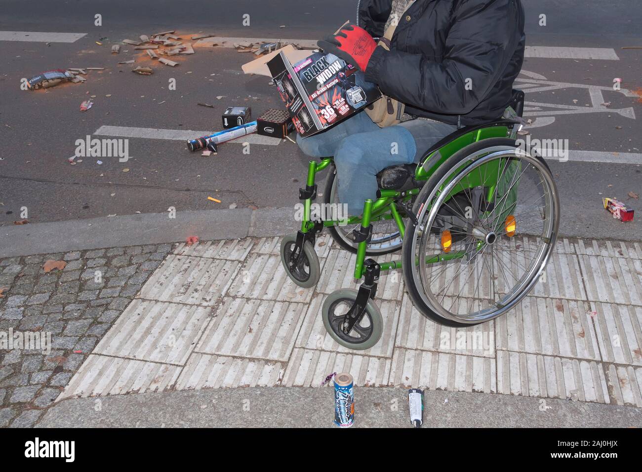 Hombre en una silla de ruedas que perdieron sus pies en una explosión hace 2 años Foto de stock