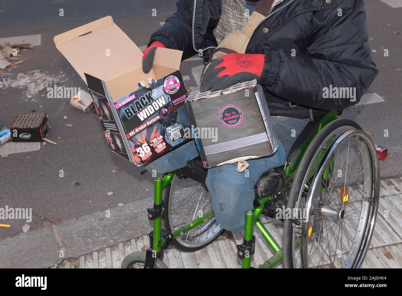 Hombre en una silla de ruedas que perdieron sus pies en una explosión hace 2 años Foto de stock