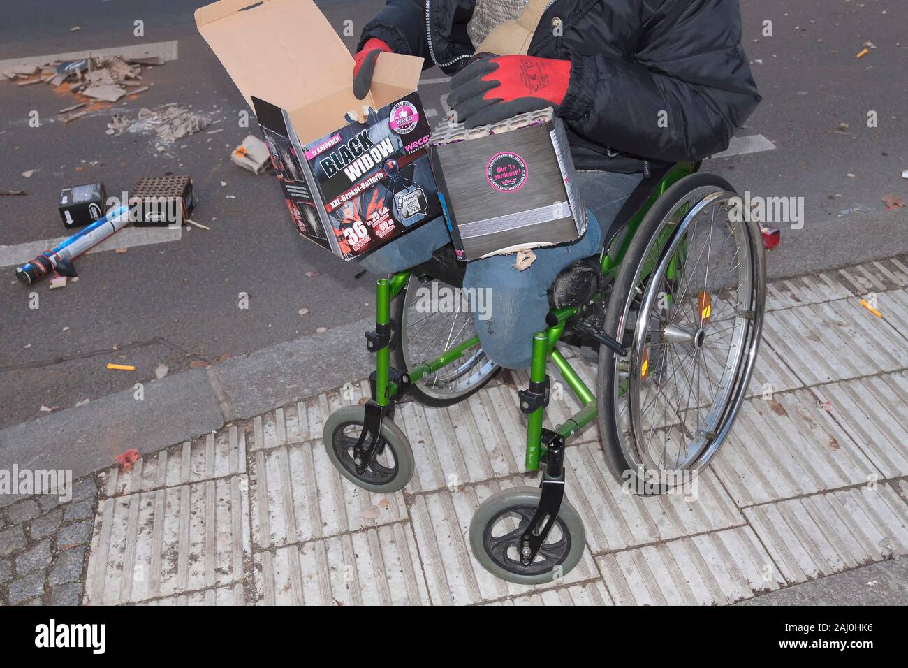 Hombre en una silla de ruedas que perdieron sus pies en una explosión hace 2 años Foto de stock