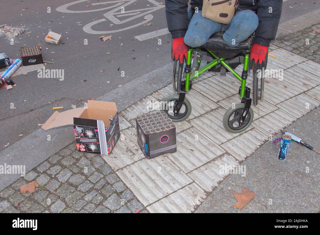 Hombre en una silla de ruedas que perdieron sus pies en una explosión hace 2 años Foto de stock