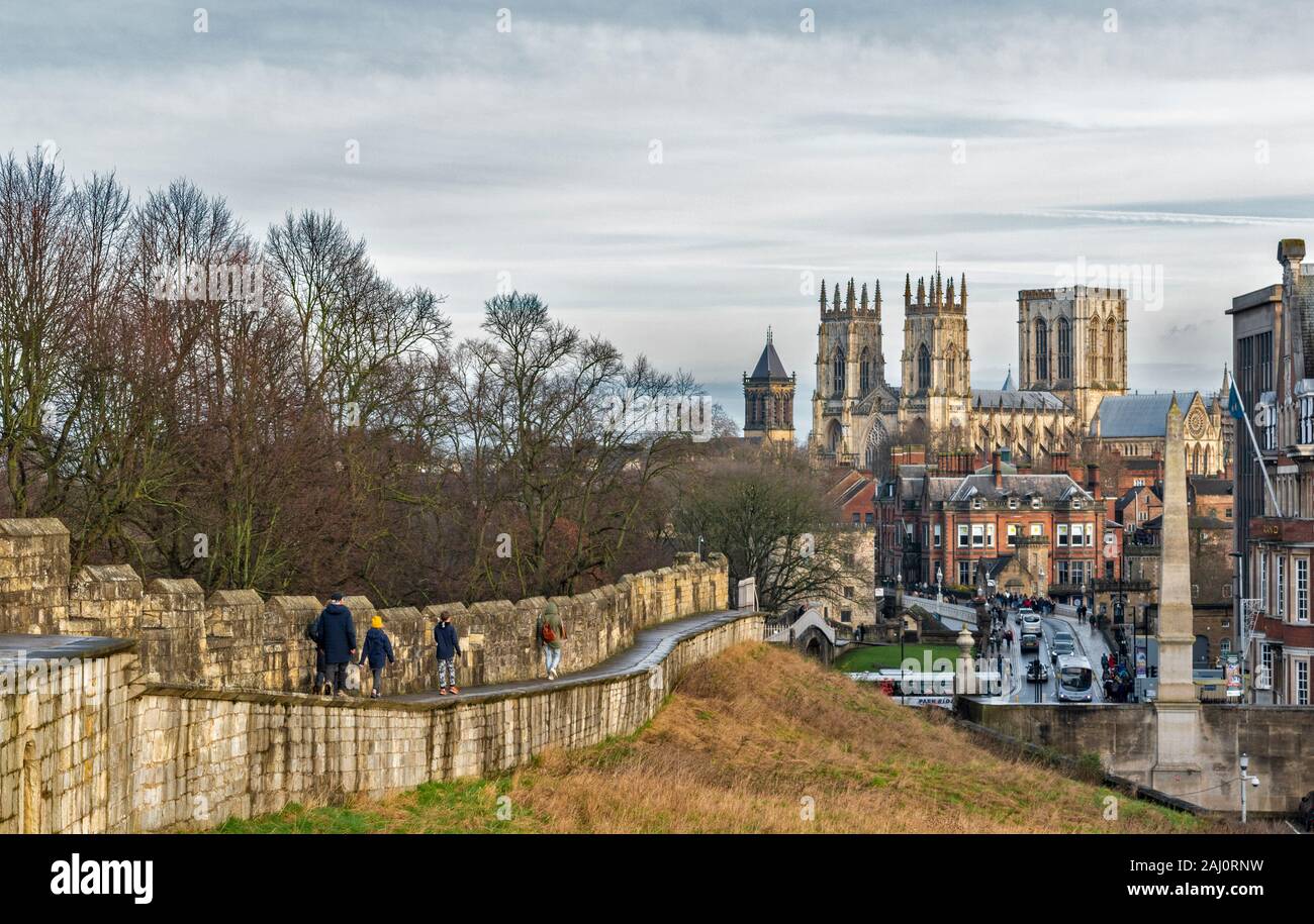 YORK ENGLAND LAS MURALLAS DE LA CIUDAD Y SENDERISTAS MIRANDO HACIA LA CATEDRAL Y LA TORRE DE SAN WILFRIDS IGLESIA CATÓLICA Foto de stock