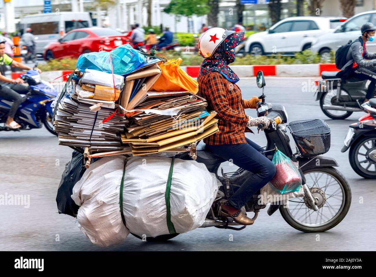 Moto cargada ho chi minh city fotografías e imágenes de alta resolución -  Alamy